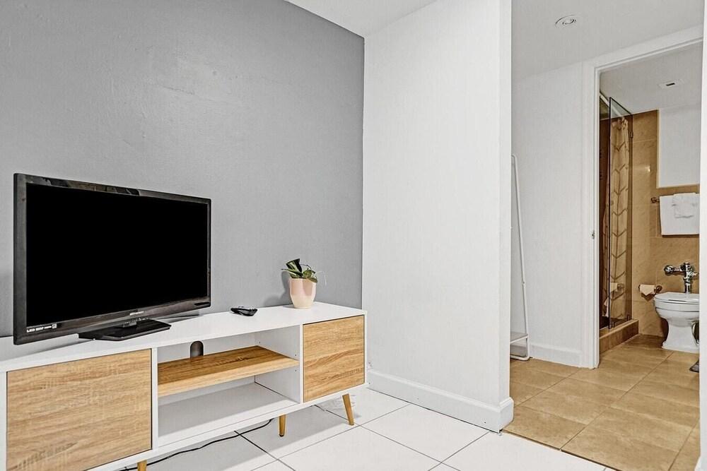 Walk to the Beach! 1br/1bath, Hallandale Beach, Free Parking, Swimming Pool