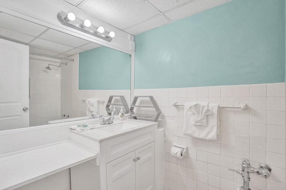 Amazing Studio/1bath, Hallandale Beach, Outdoor Pool & Free Parking!