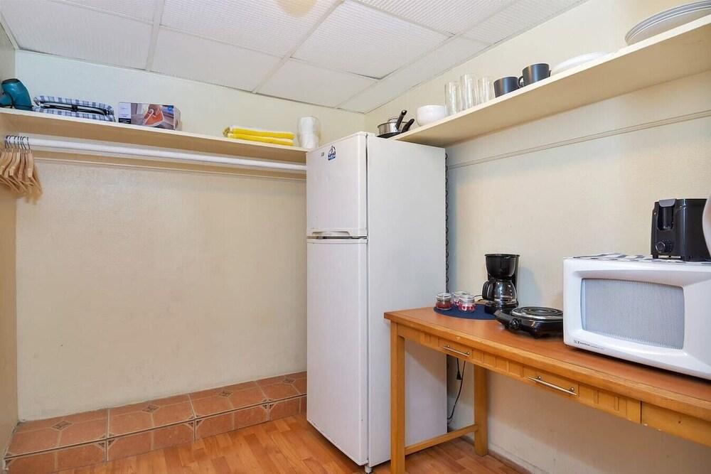 Cozy Studio/1bath, Hallandale Beach, Pool & Free Parking!