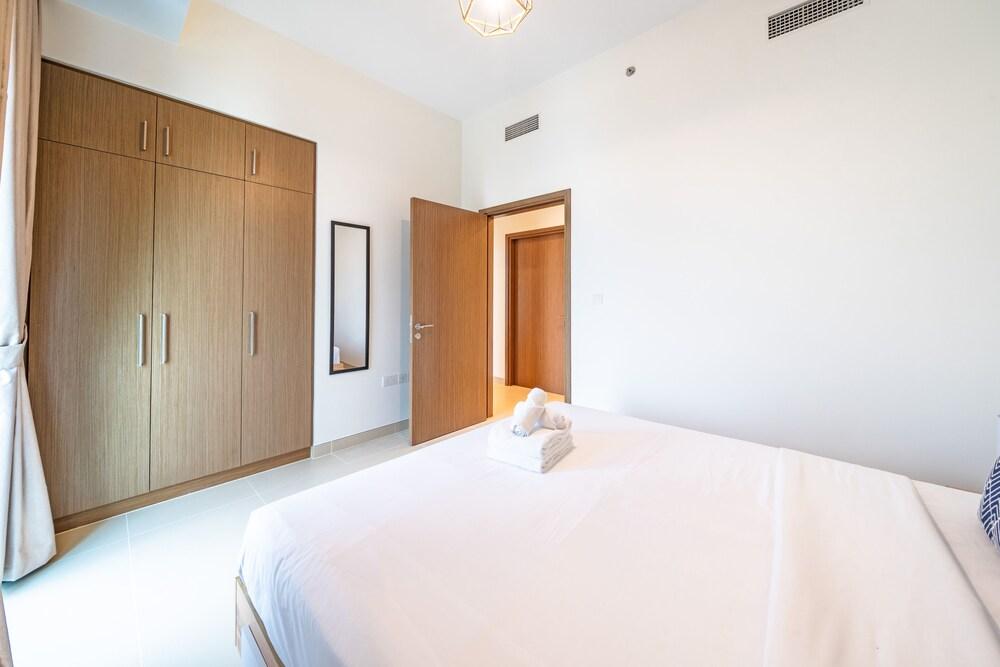 Luxurious Beachfront Apt with Balcony Marina