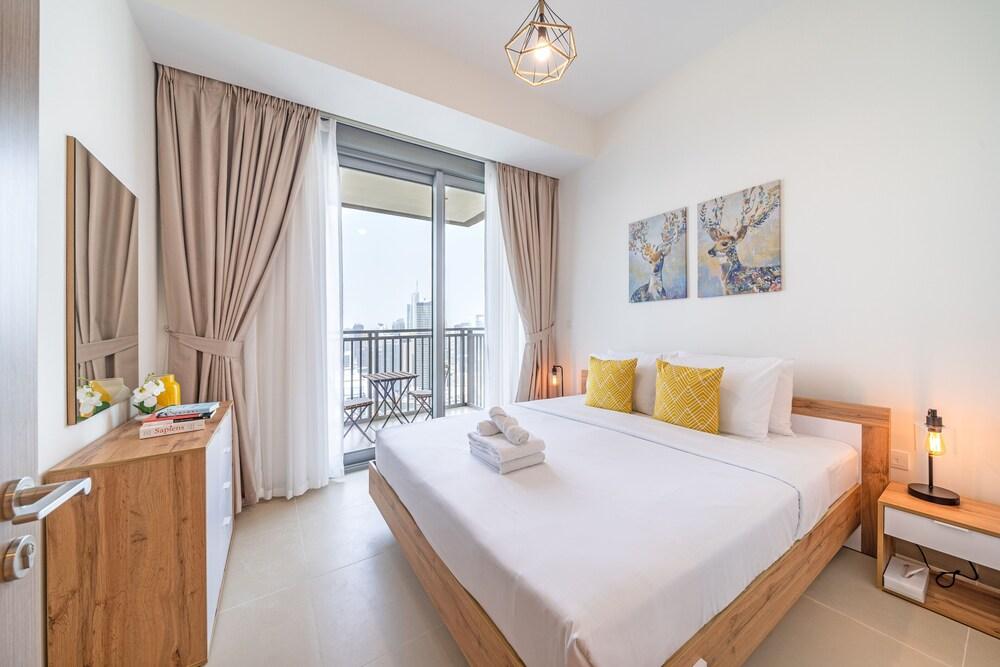 Luxurious Beachfront Apt with Balcony Marina