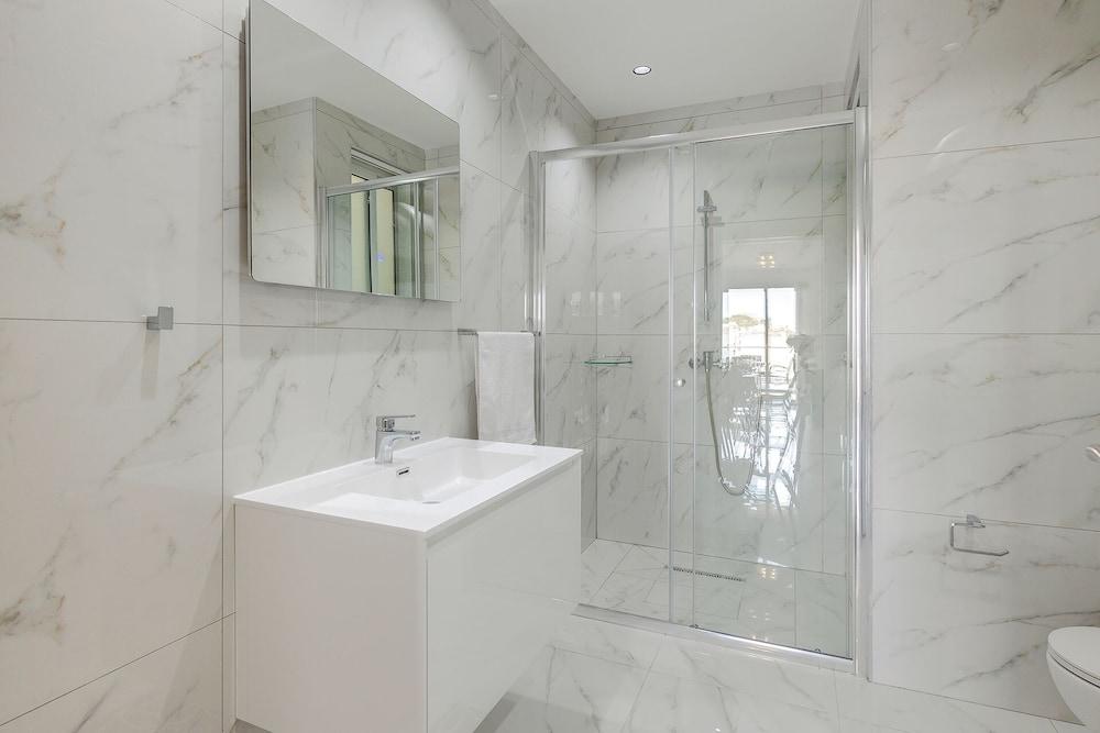 Modern Apartment Steps to St George's Bay