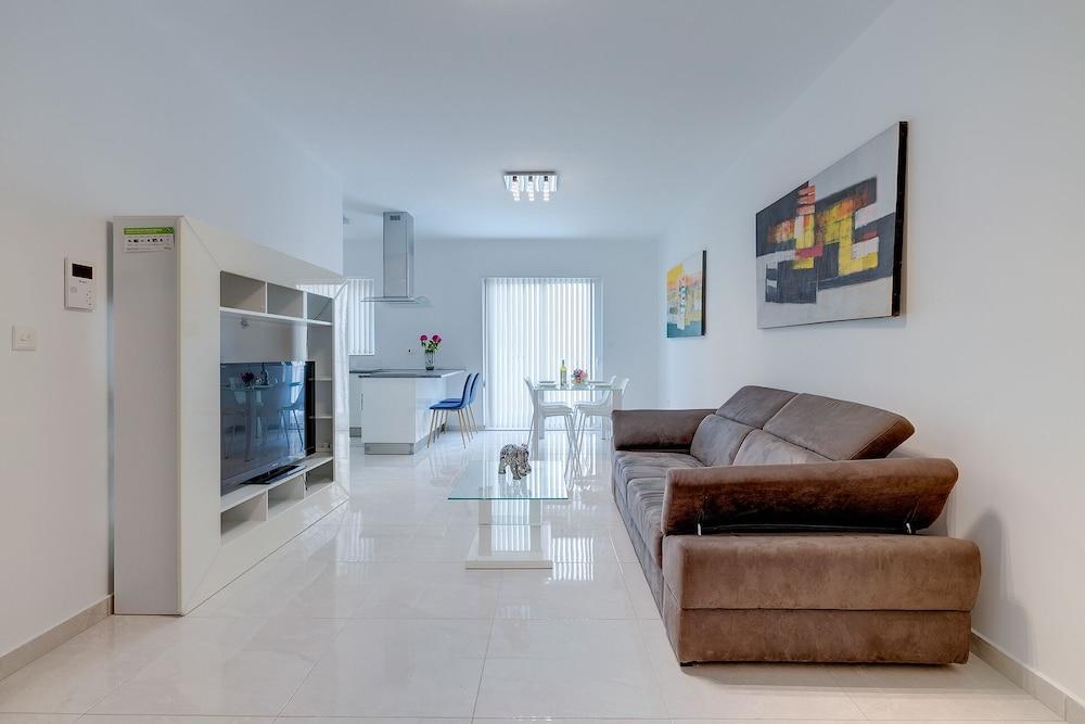 Spacious Apartment Steps to the Promenade