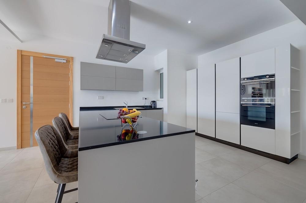 Luxury Apartment With Valletta and Harbour Views