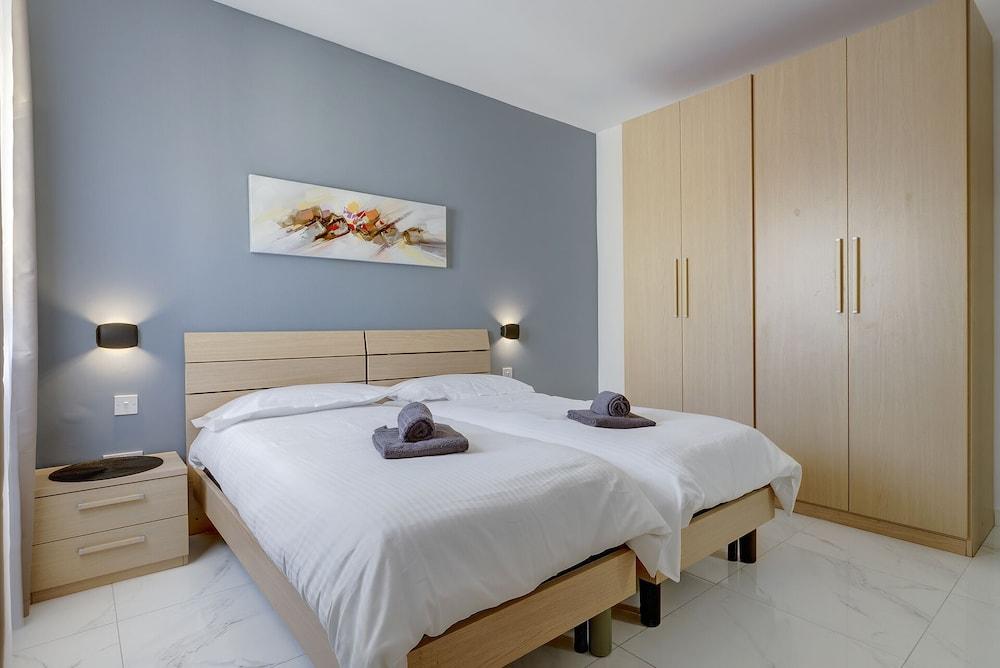 Chic 2BR Penthouse Steps From the Promenade