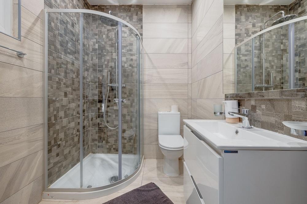 Modern 1BR Apartment, Central Location