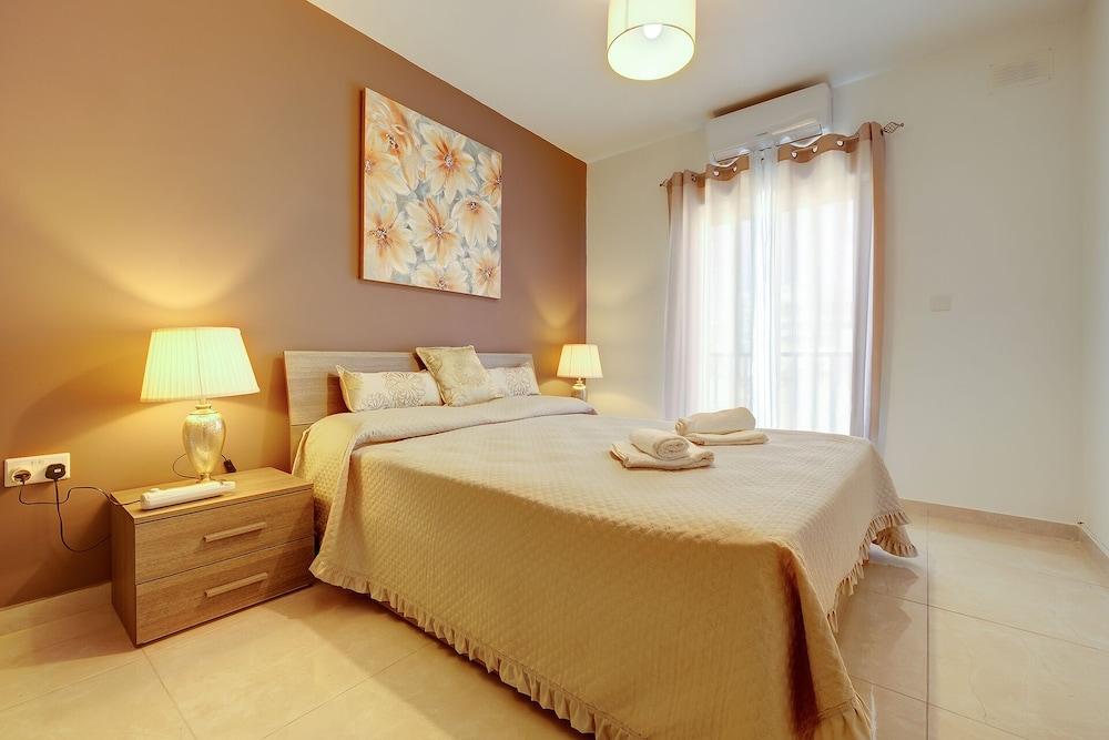 Stylish, Bright and Airy Apart in Central Bugibba