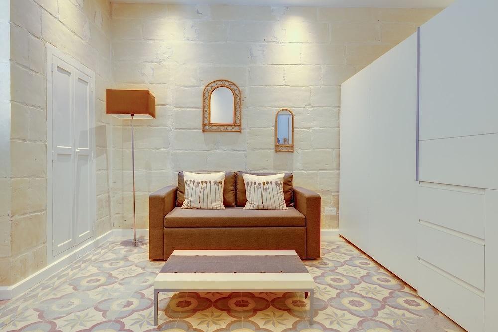 Central 1BR Apartment in Valletta