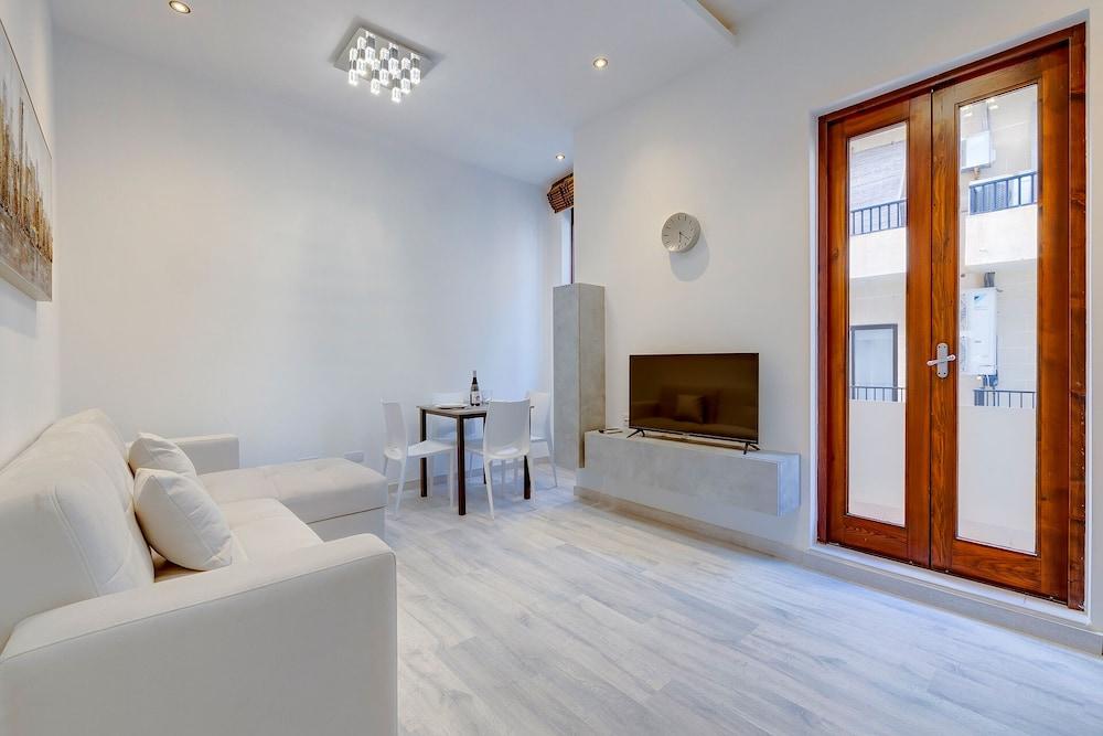 Chic 2BR Apartment, Ideal Location