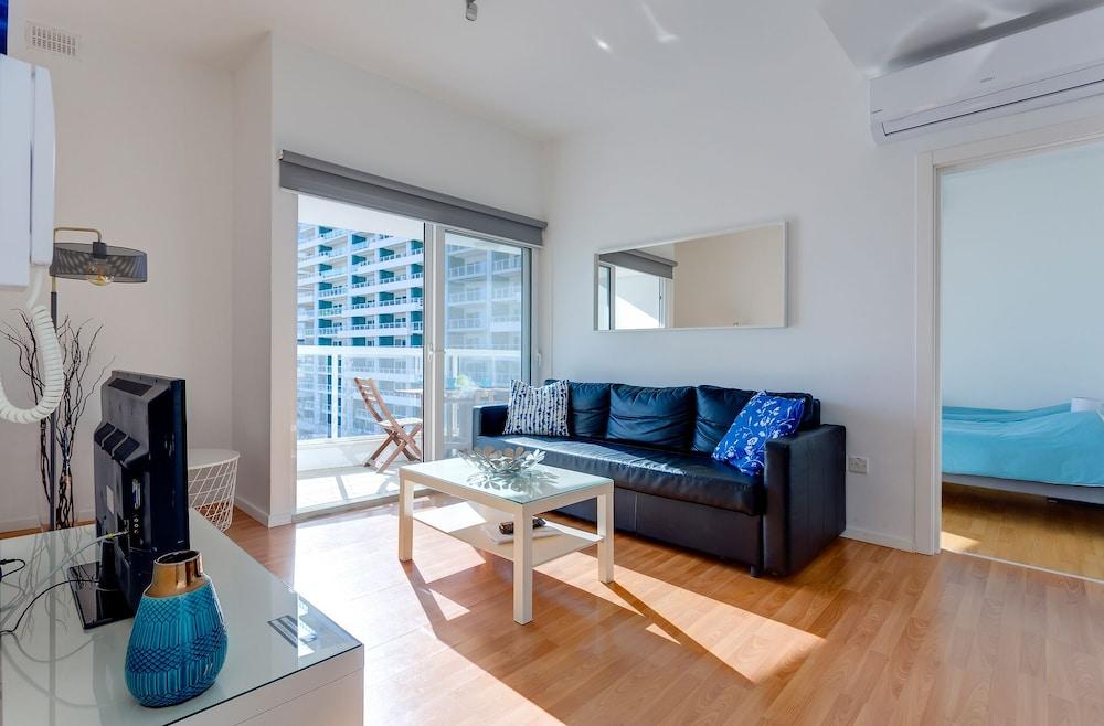 Modern Seaview Apartment, Top Location