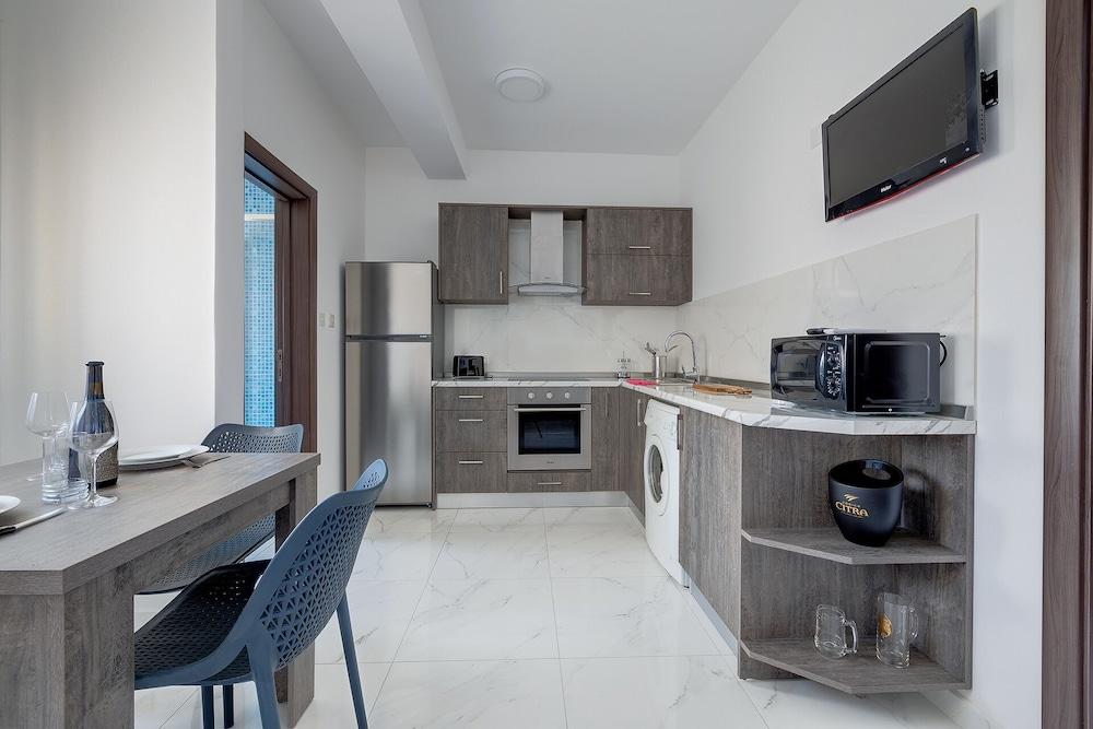 Modern 1BR Apartment Steps From the Promenade