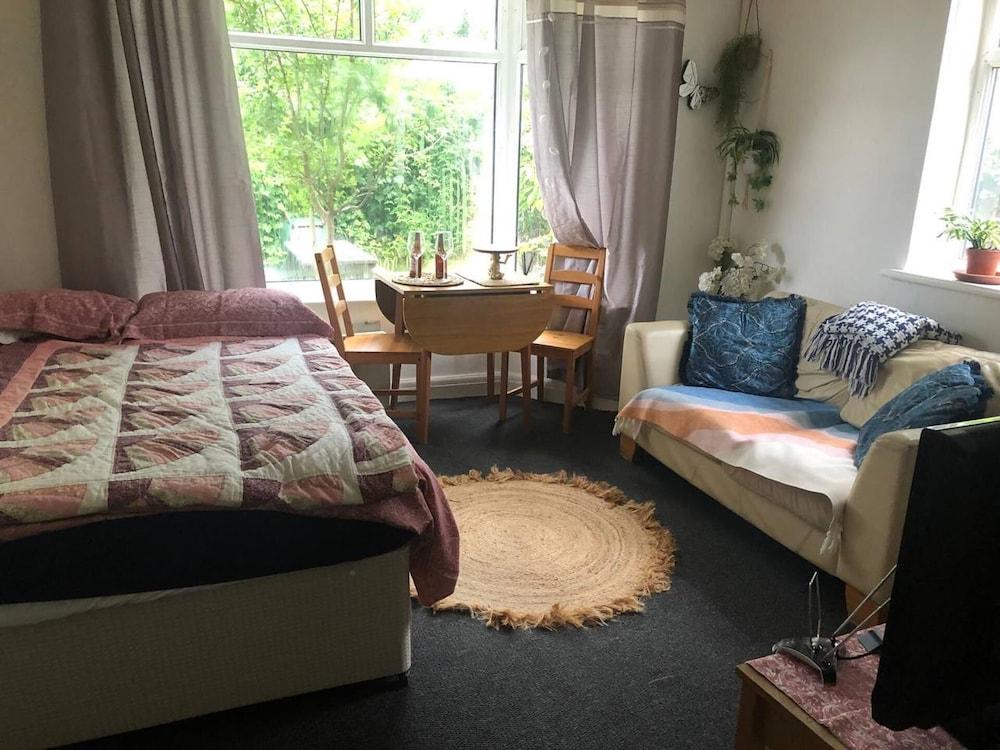 Private Studio Flat Great Location in Manchester