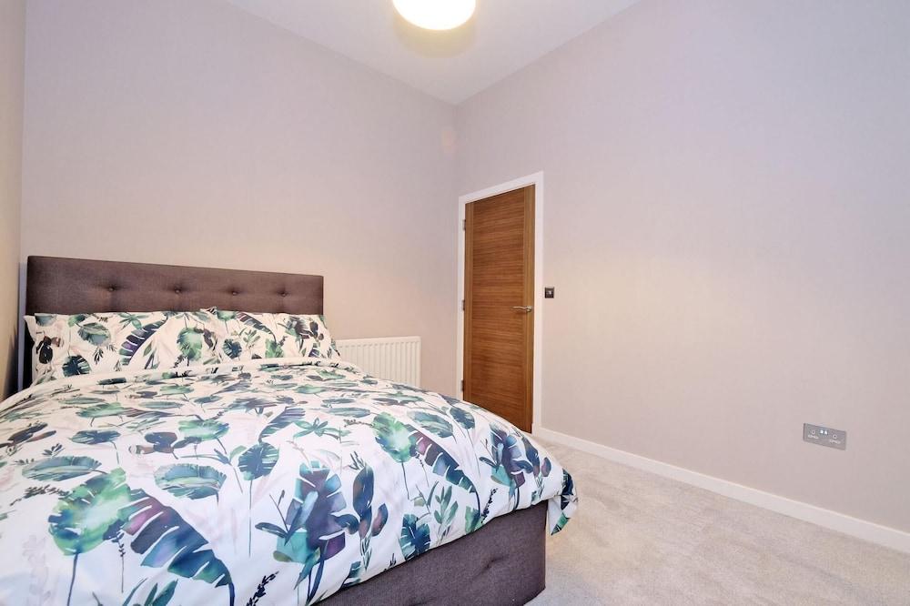 Stunning Central Two Bedroom Executive Apartment