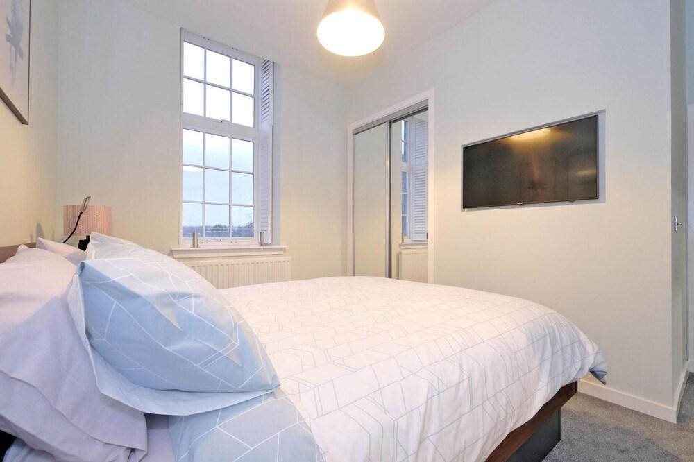 Stunning Central Two Bedroom Executive Apartment