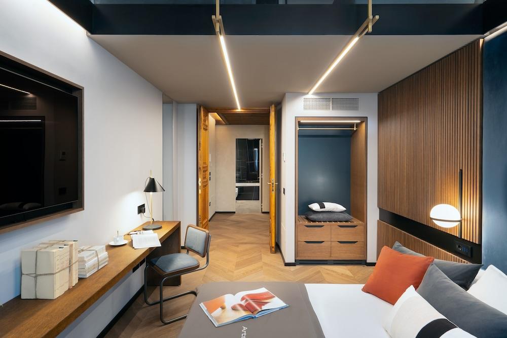 Arts & Crafts Apartments