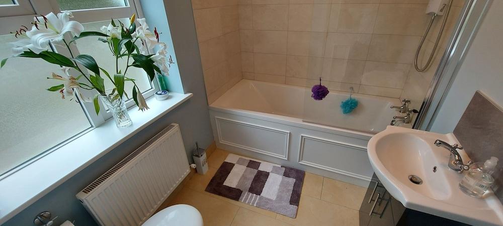 Bantry - House - Sleeps 6 - Sea Views - Parking