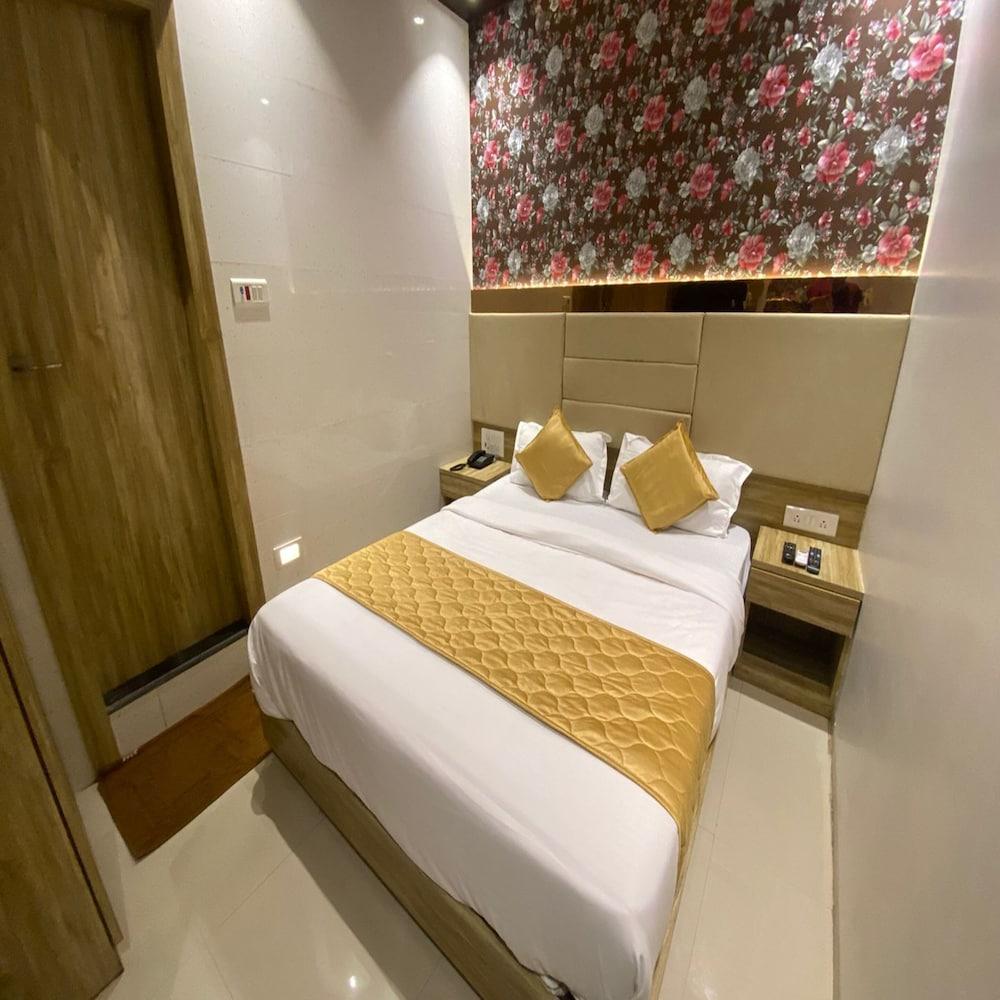 HOTEL BKC CROWN - NEAR TRADE CENTRE