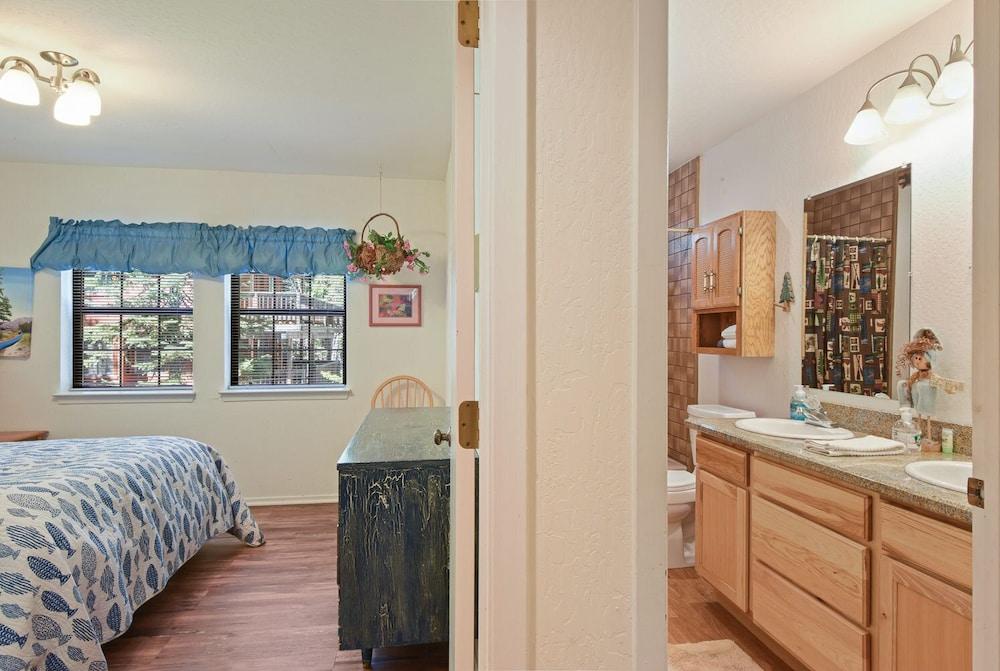 Homewood Creekside Cabin