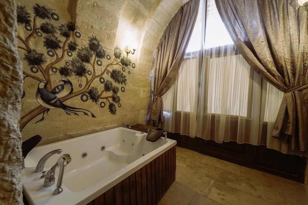 CAPP ROYAL CAVE HOTEL