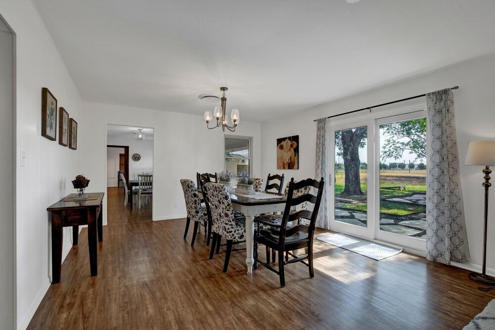 Spacious Home - Fire Pit, BBQ and Outdoor Seating!