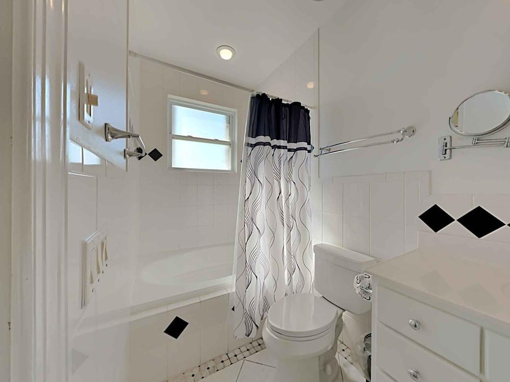 Lazy Urchin Seaclusion by Southern Vacation Rentals