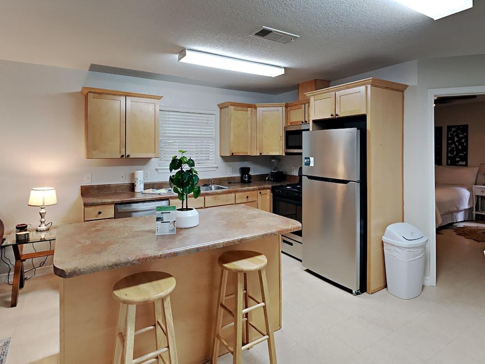 Cozy East Hill Getaway