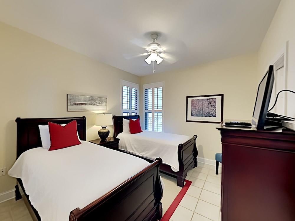 Emerald Dolphin by Southern Vacation Rentals