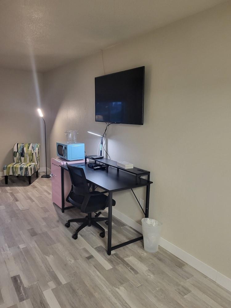 Red Fox Inn and Suites