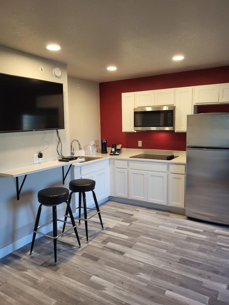 Red Fox Inn and Suites