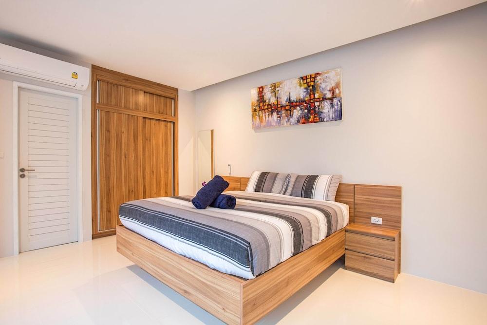 Elegant Designer 4BR Pool Villa Skylight