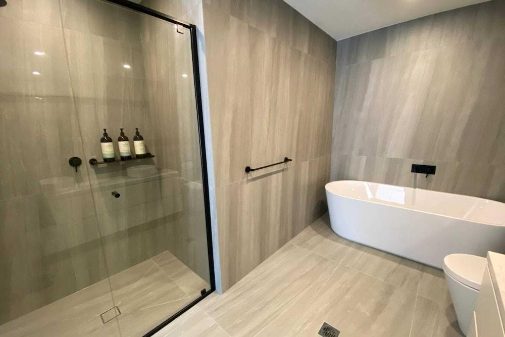 Modern 3 Bedroom Getaway Next to Chadstone