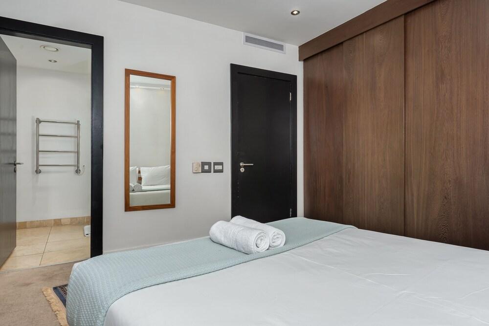 Mandela Rhodes T1002