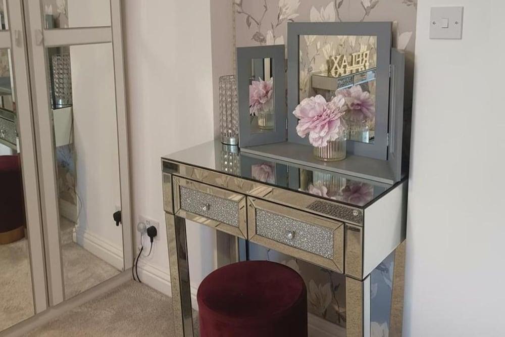 Beach Apartment - Sleeps 4, Garden & Parking