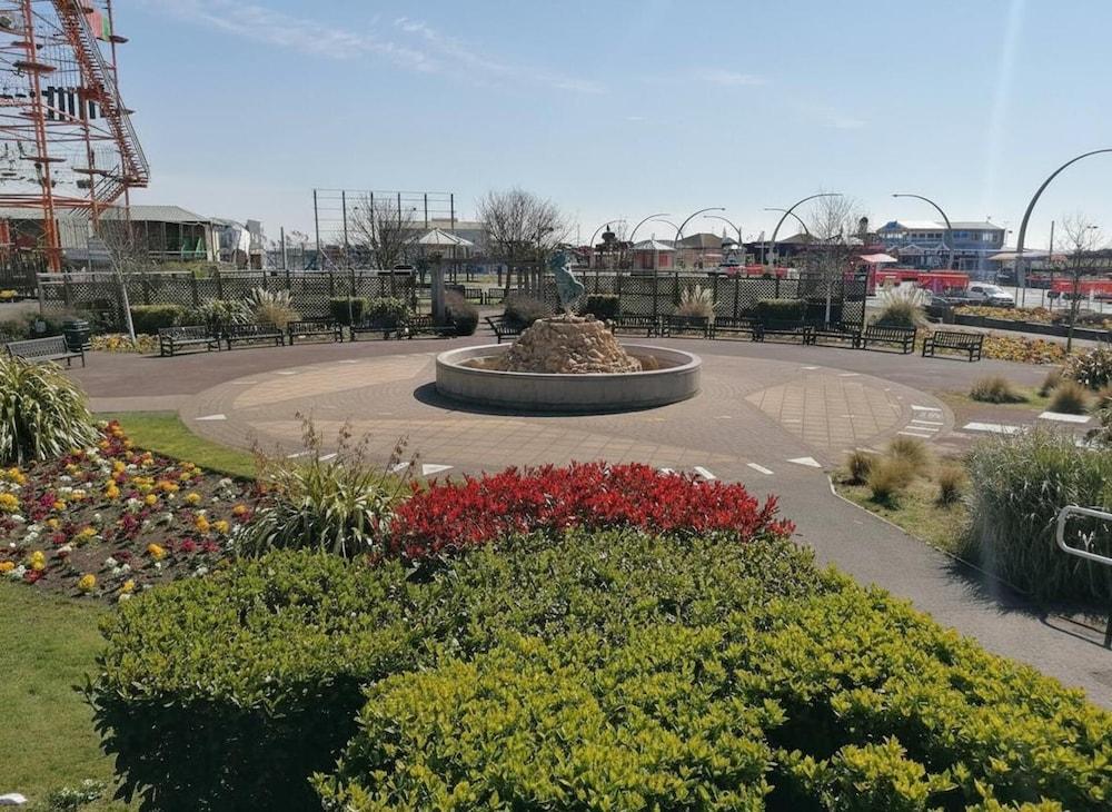 Beach Apartment - Sleeps 4, Garden & Parking