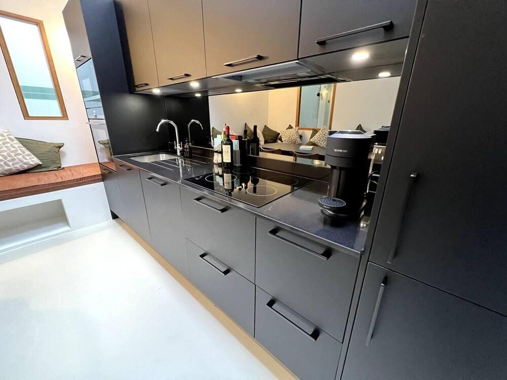 Design led 1 Bedroom Flat in Buzzing Queens Park