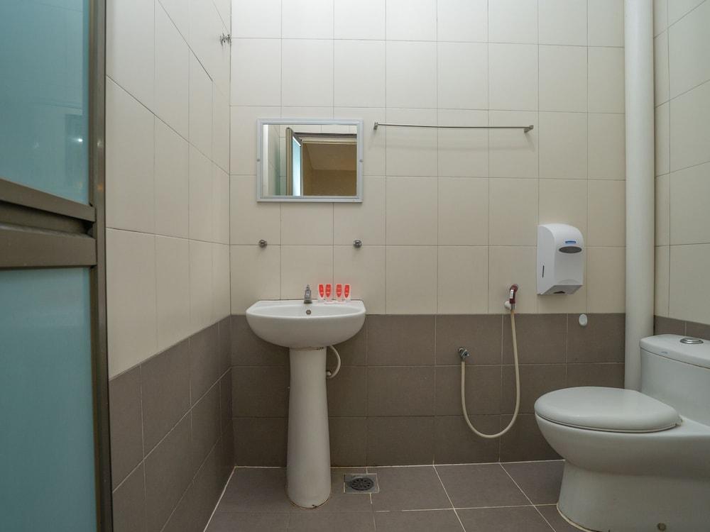 OYO 90576 Holiday Dive Inn