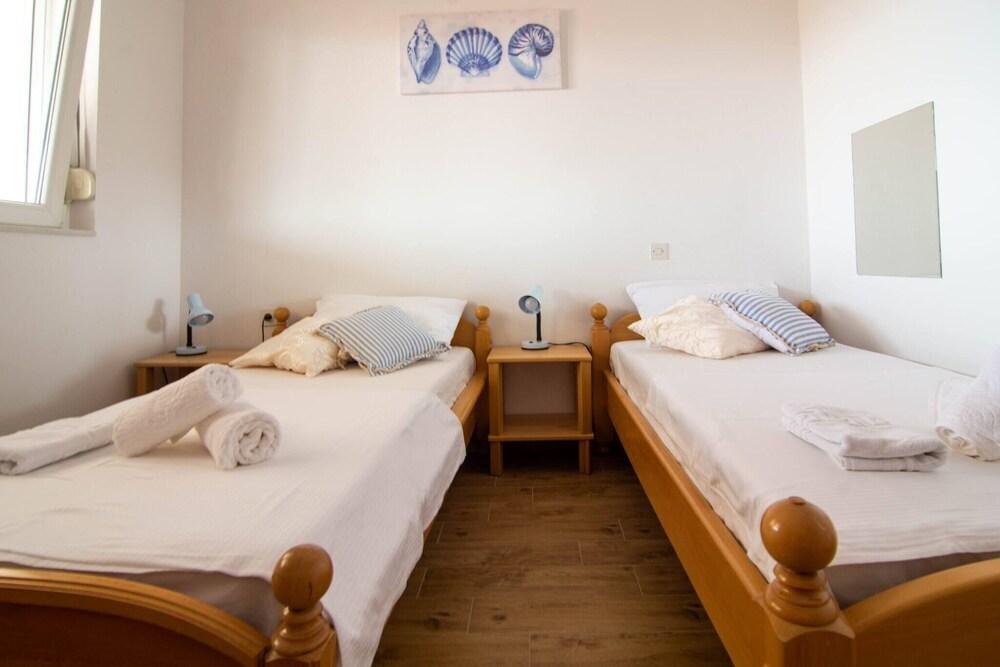 All New Sea View Apartment Moderna