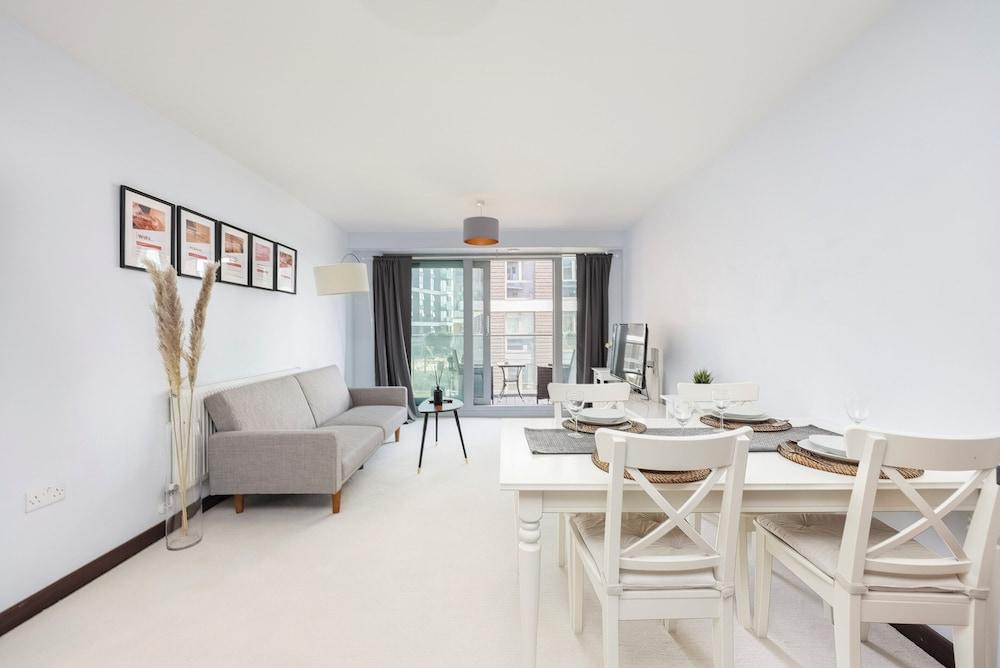 Modern Apartment w/ Balcony by MSS