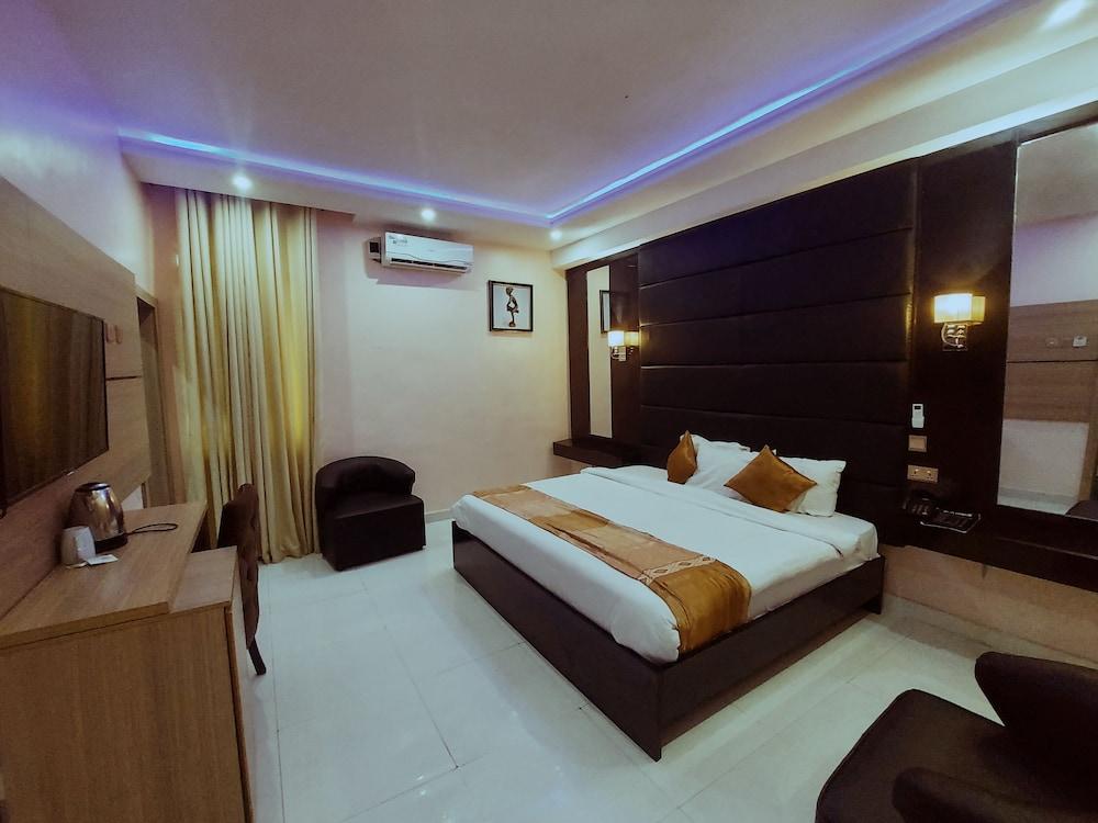 OLYMPUS HOTEL & SUITES