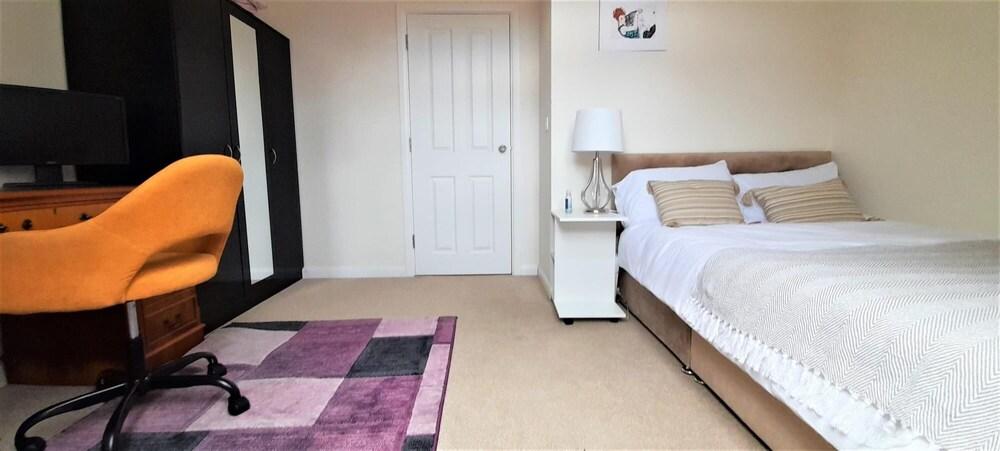Modern 4 Bed House Sleeps 8 - Free Parking