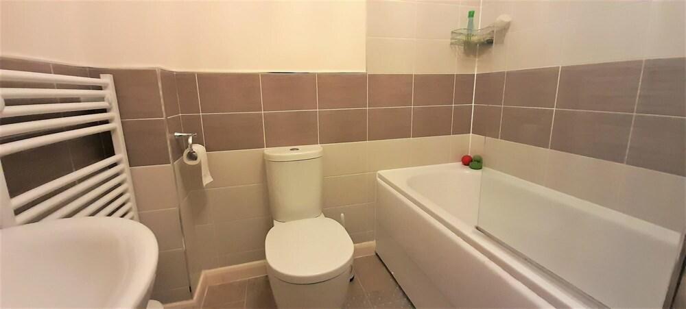 Modern 4 Bed House Sleeps 8 - Free Parking