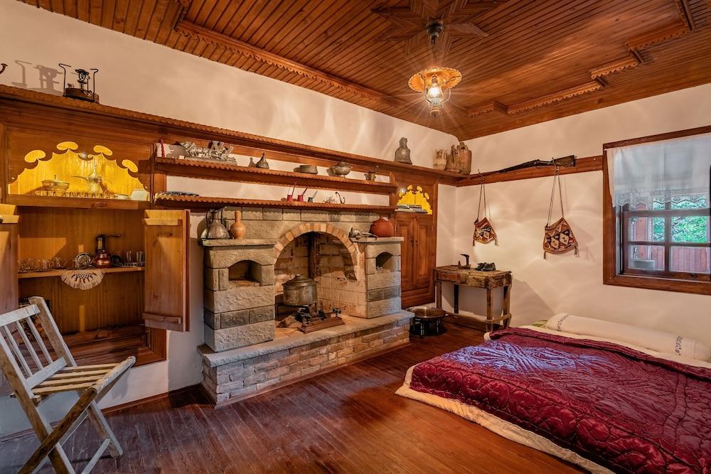 Yoruk Ali Konagi ve Yayla Evleri