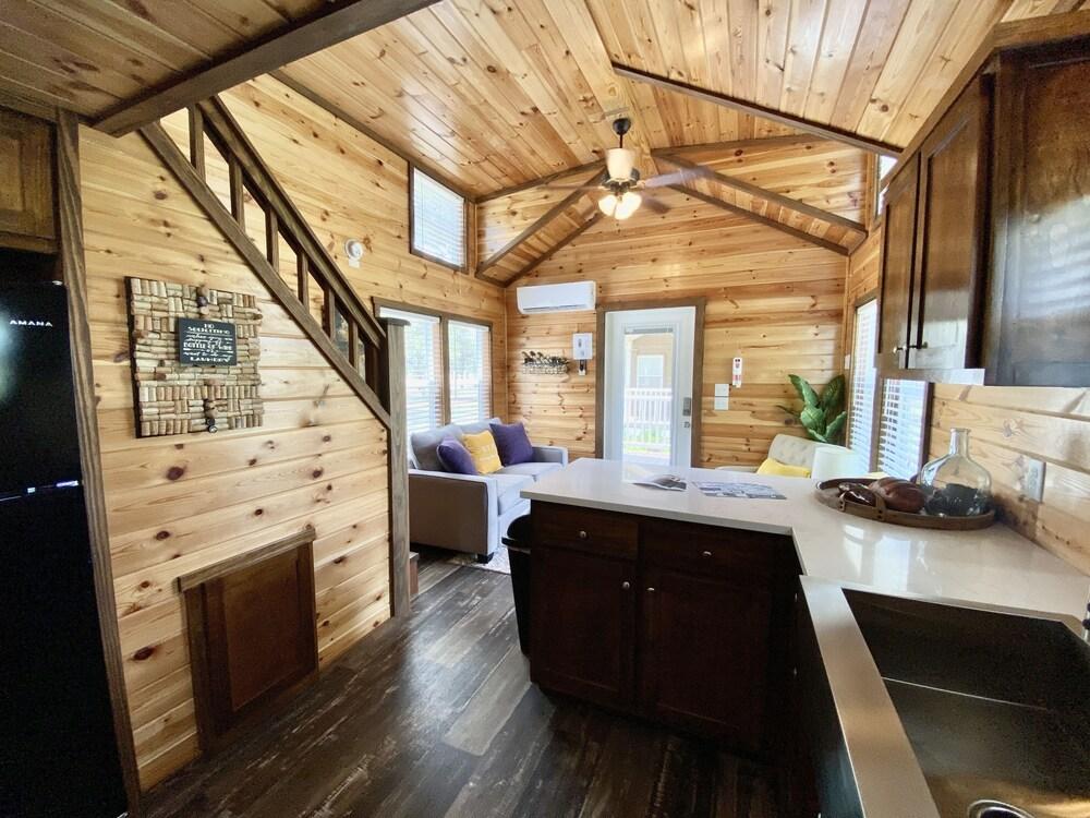 Resort Amenities-charming Tiny Home-1 Mi to Fred!