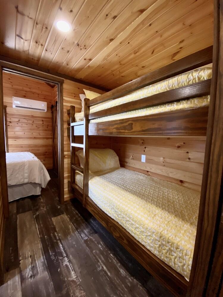 Resort Amenities-charming Tiny Home-1 Mi to Fred!