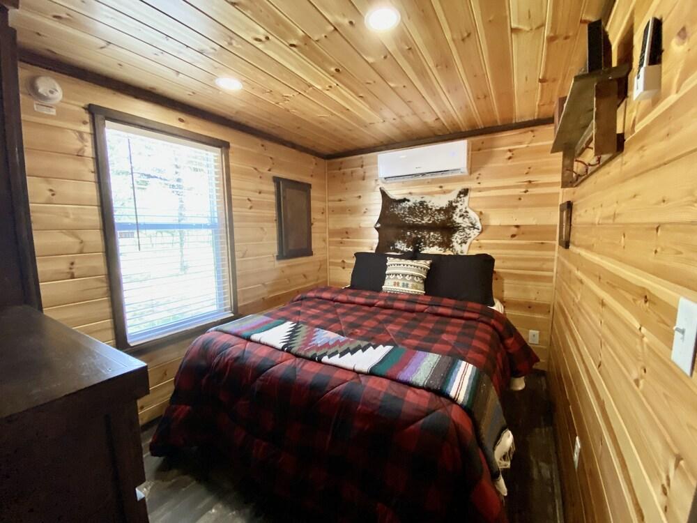 Tiny Home Oasis-1 Mi to Fred-w/resort Amenities!
