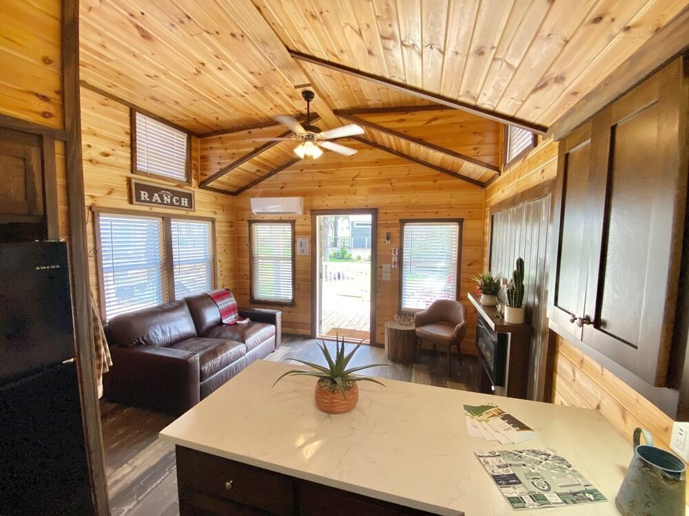 Tiny Home Oasis-1 Mi to Fred-w/resort Amenities!