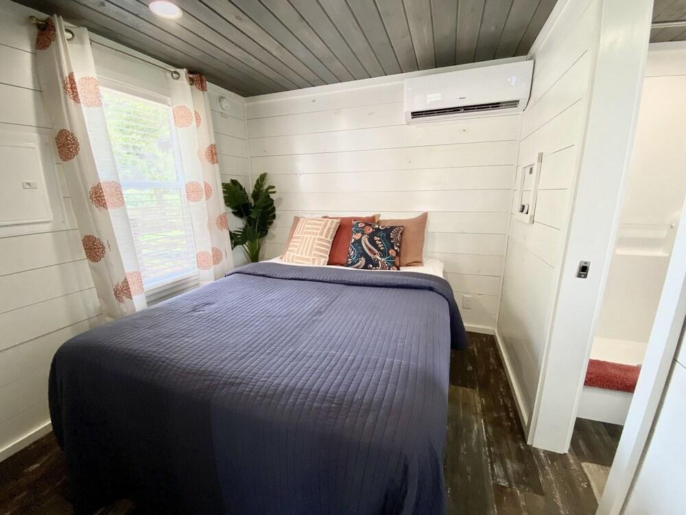 Unique Retreat W/resort Amenities-1 Mi to Fred!