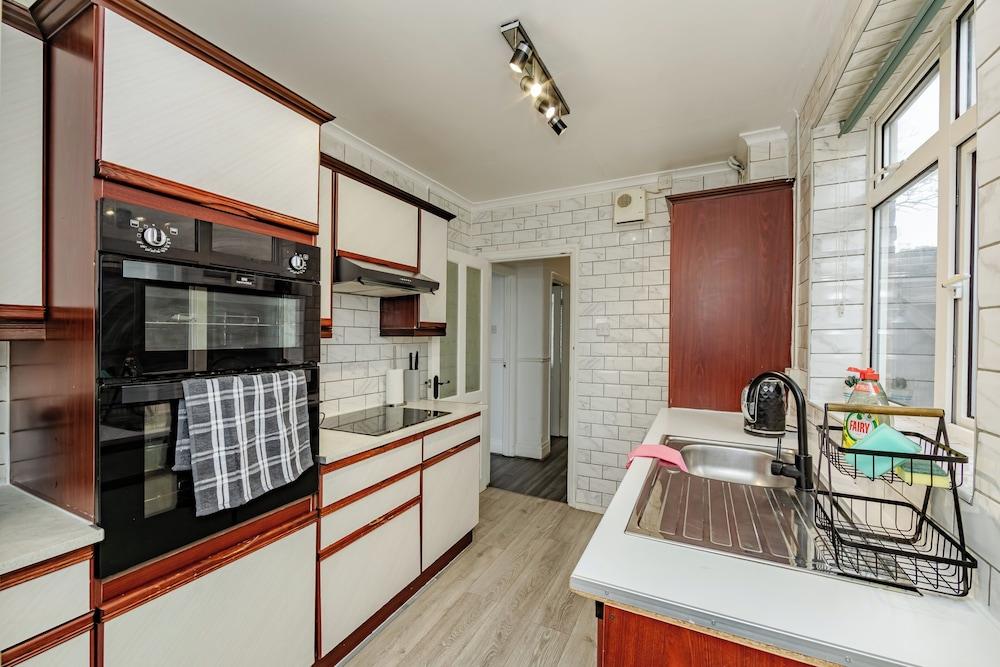 House - Sleeps 10 - Parking - Garden