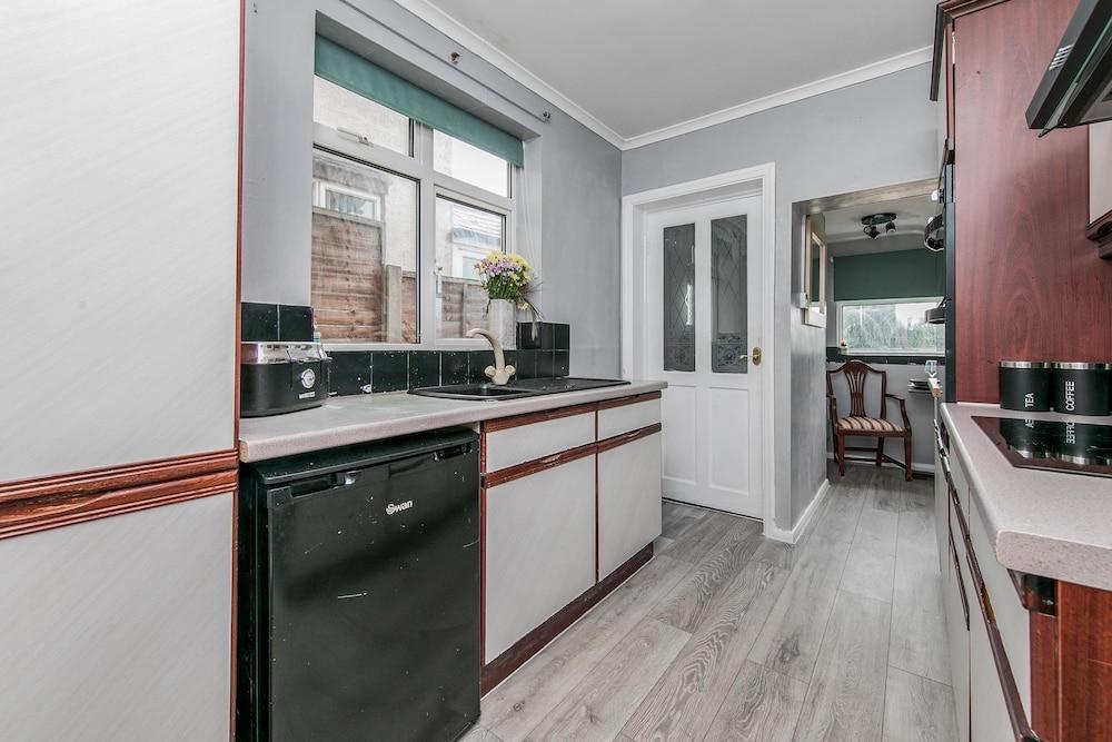 House - Sleeps 10 - Parking - Garden