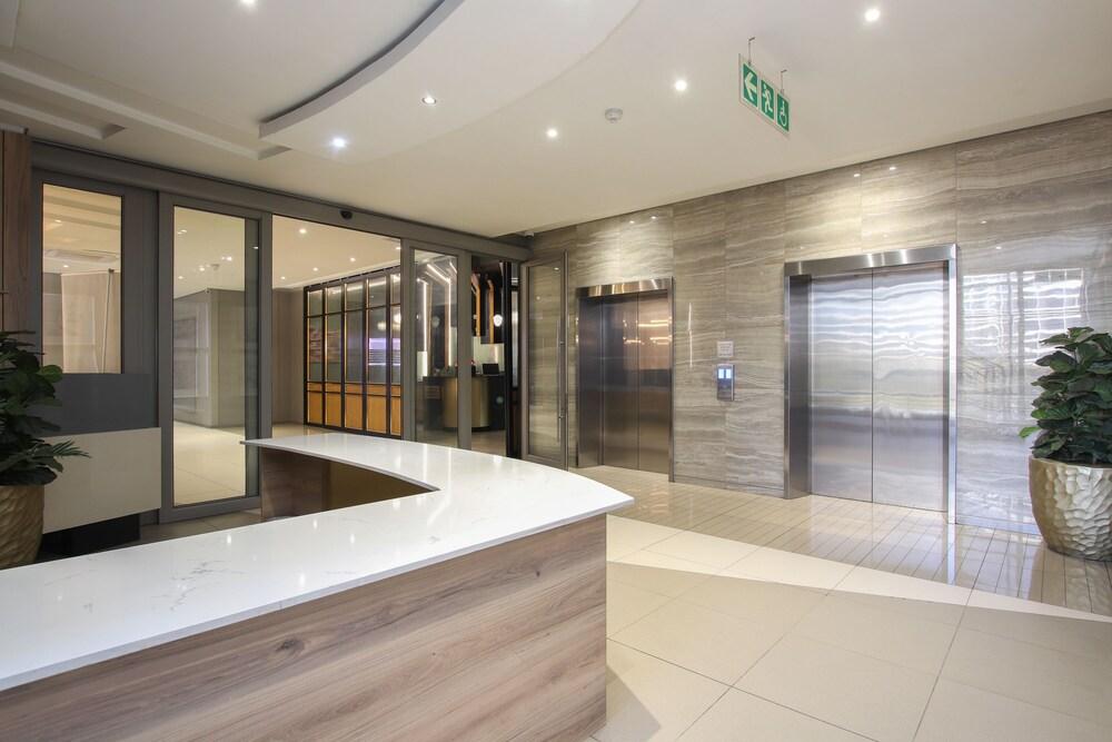 Sandton Smart Apartment Thirteen